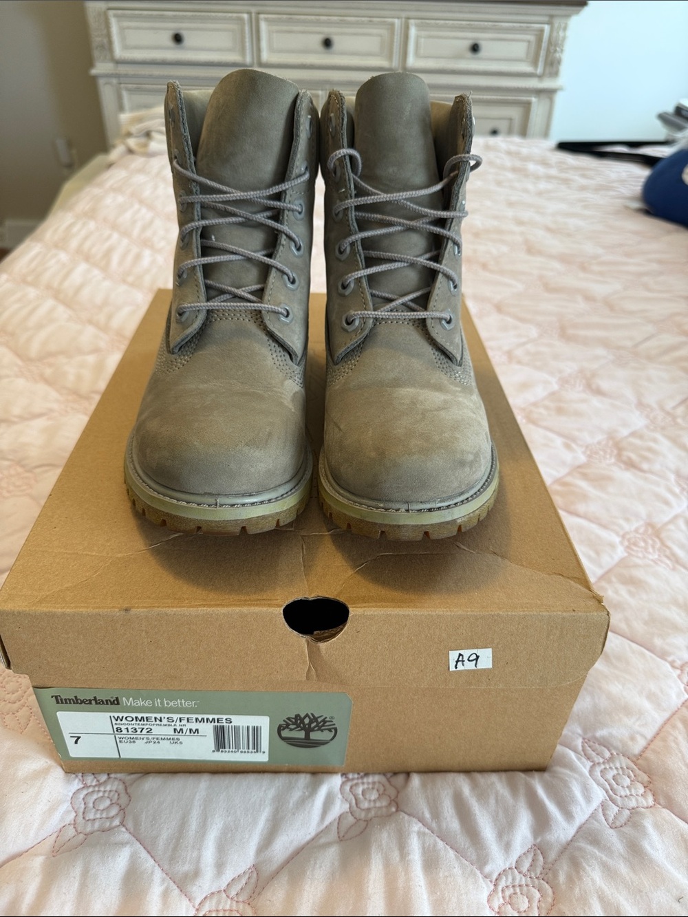 Timberland Womens Gray Suede Lace-Up Boots in original box